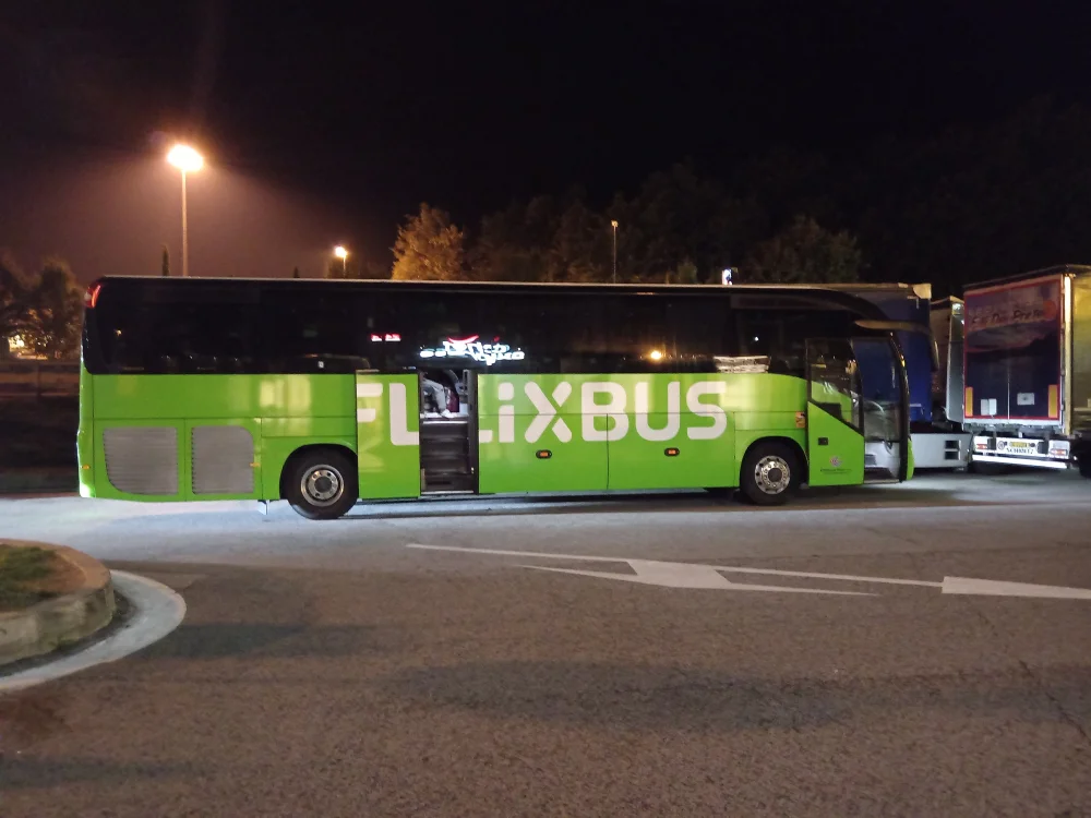 Bus longue distance Flixbus sur une autoroute italienne