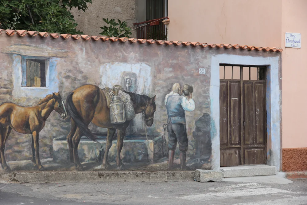Rue de Fonni ornée de peintures murales, Barbagia, un village d'altitude pour mieux supporter la Canicule en Sardaigne
