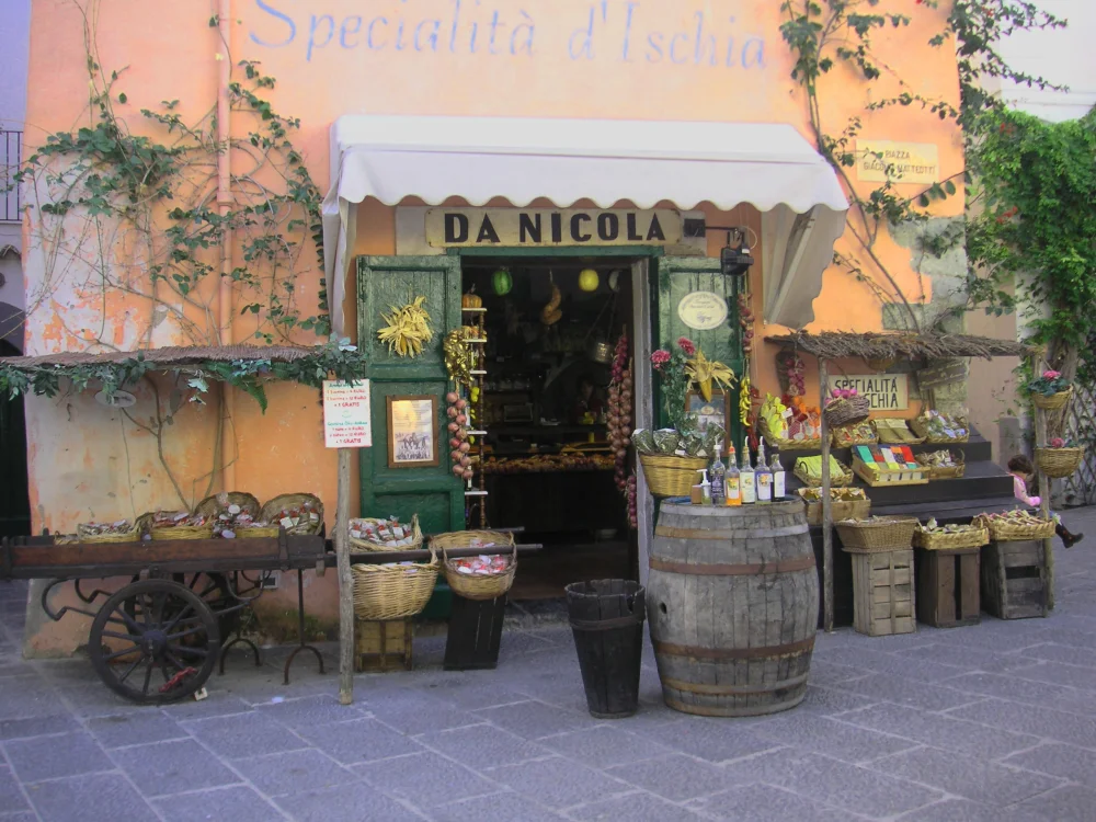 Petite boutique et devanture typique dans les ruelles de Forio, île d'Ischia