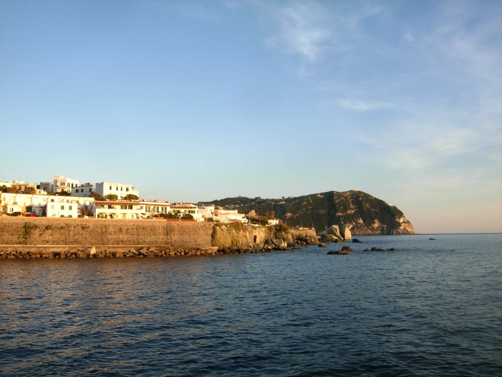 Plage de Forio au coucher du soleil, côte ouest de l'île d'Ischia