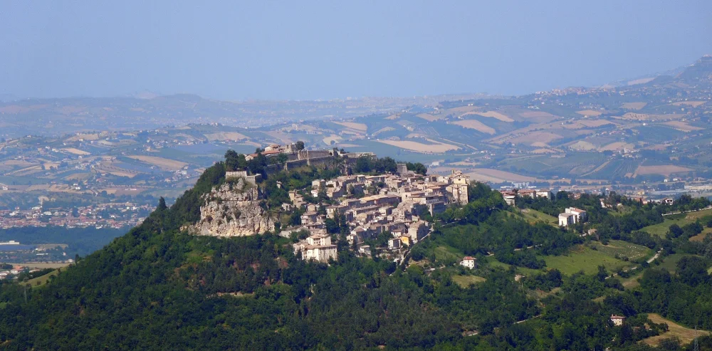 Forteresse de Civitella del Tronto vue depuis la route SP52, province de Teramo