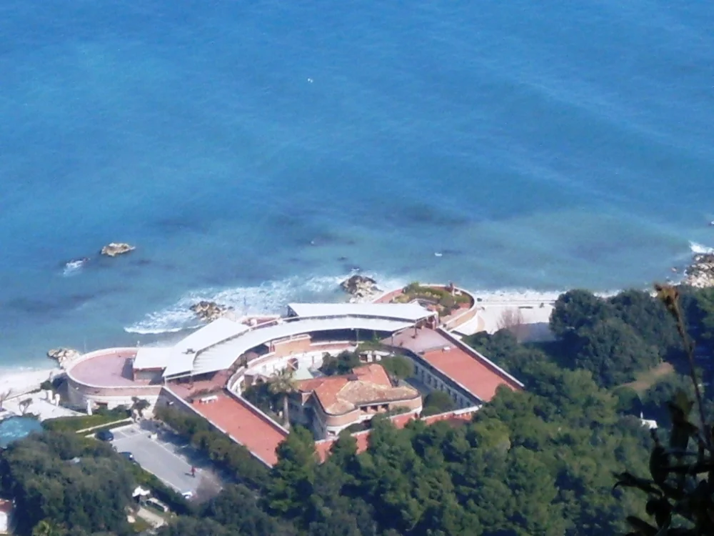 Fortino Napoleonico, forteresse blanche du XIXe siècle posée sur les galets de Portonovo