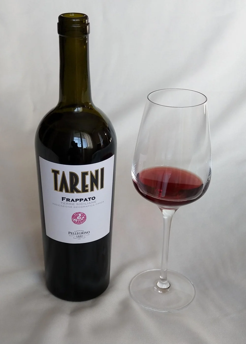 Verre de vin sicilien servi au comptoir d'une enoteca, Palerme