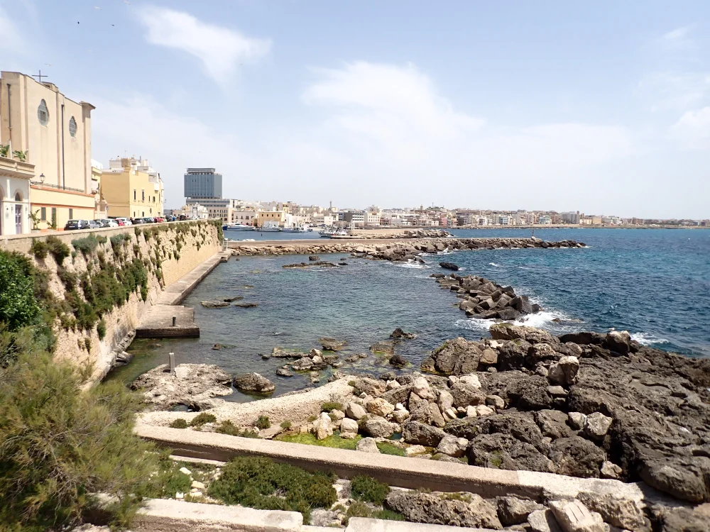 Promenade de la Riviera Armando Diaz et remparts du XVIe siècle à Gallipoli au coucher du soleil