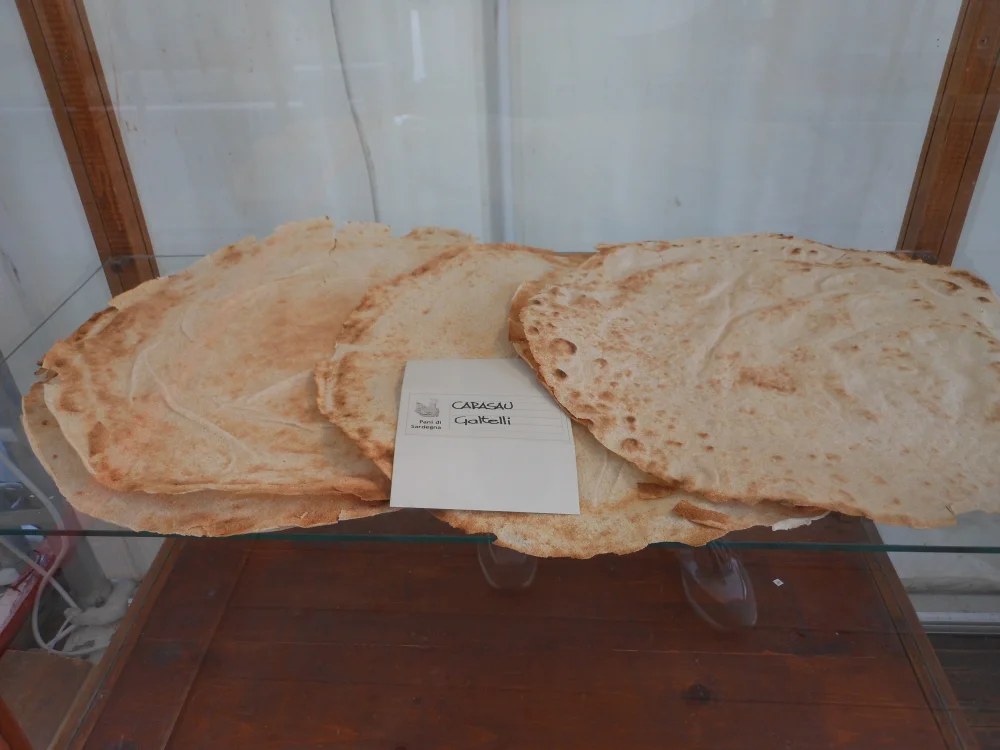 Feuilles de pane carasau empilées, pain sarde fin et croustillant