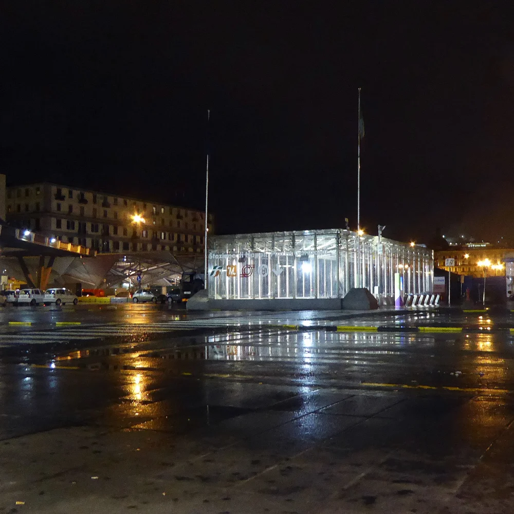 Piazza Garibaldi à Naples de nuit, devant la gare centrale