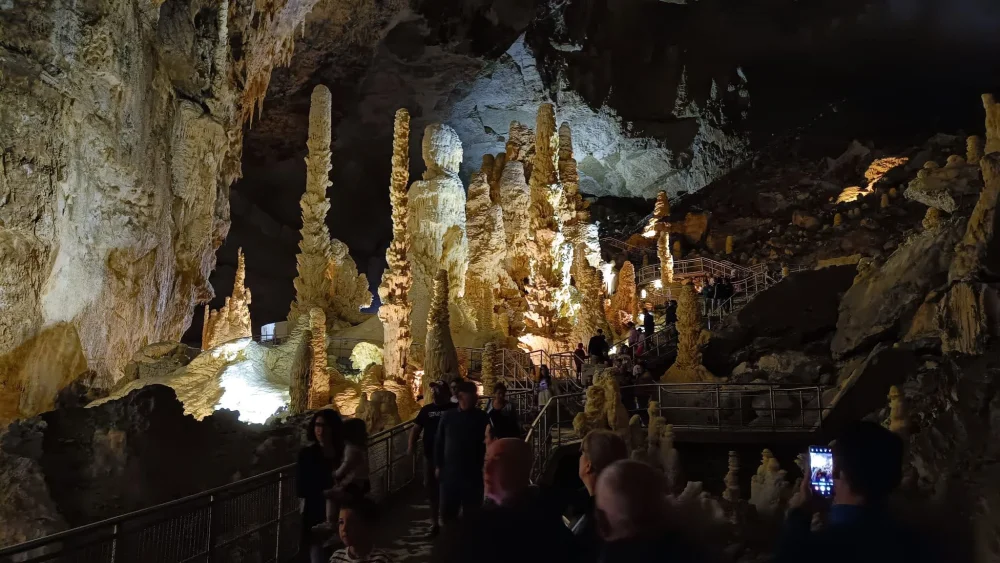 Stalactites éclairées en LED froide dans les Grotte di Frasassi, Genga, Marches
