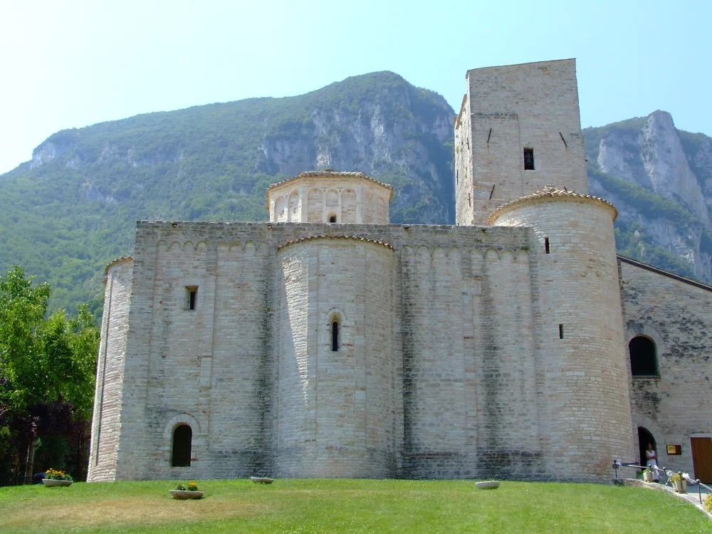 Abbaye romane de San Vittore delle Chiuse en calcaire blanc, Genga, Marches