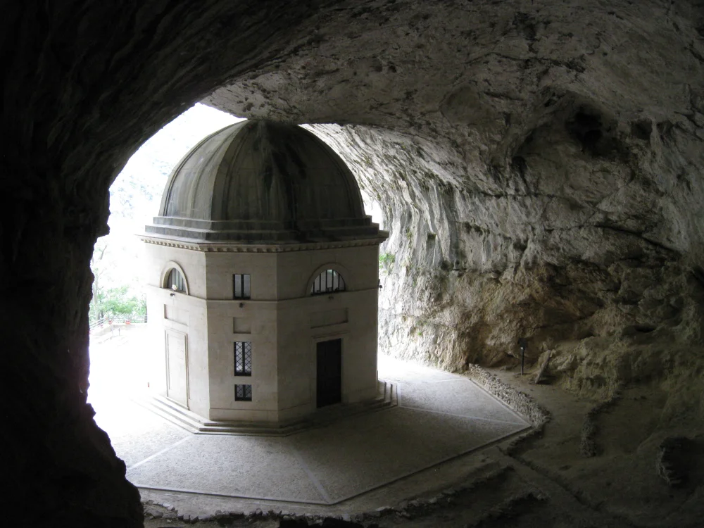 Tempio del Valadier, sanctuaire octogonal en travertin blanc encastré dans la falaise, Genga