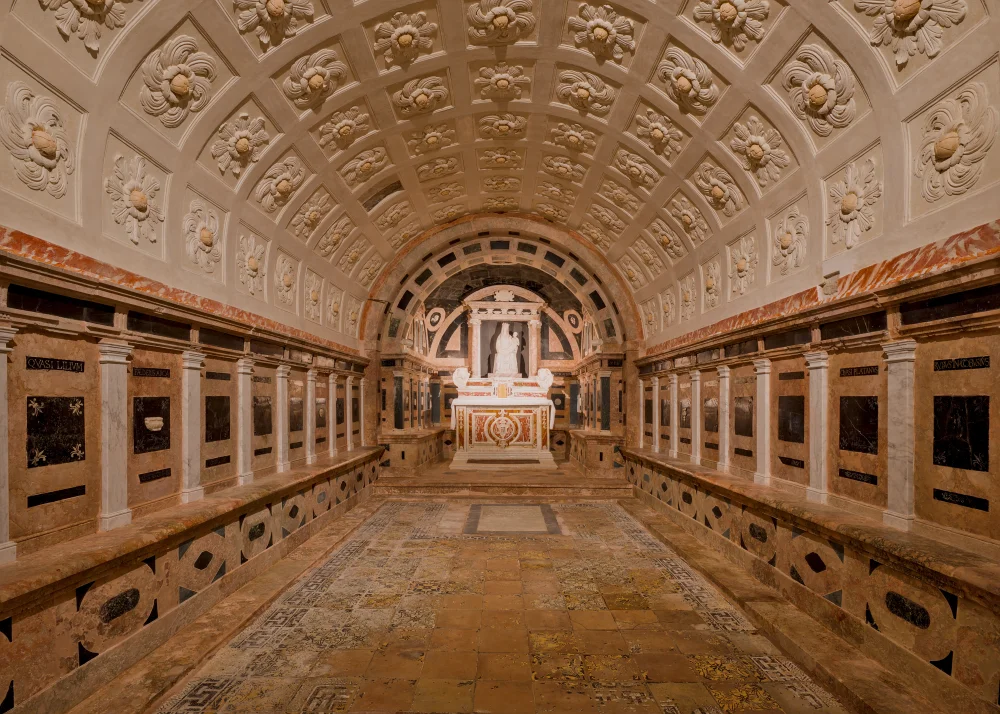 Crypte byzantine du XIIe siècle sous la cathédrale de Gerace, sol en marqueterie de marbre