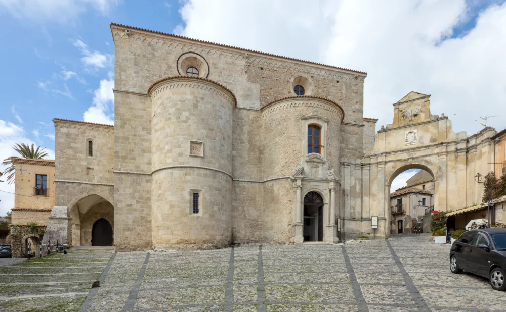 Façade extérieure austère de la cathédrale de Gerace en calcaire blond, Calabre