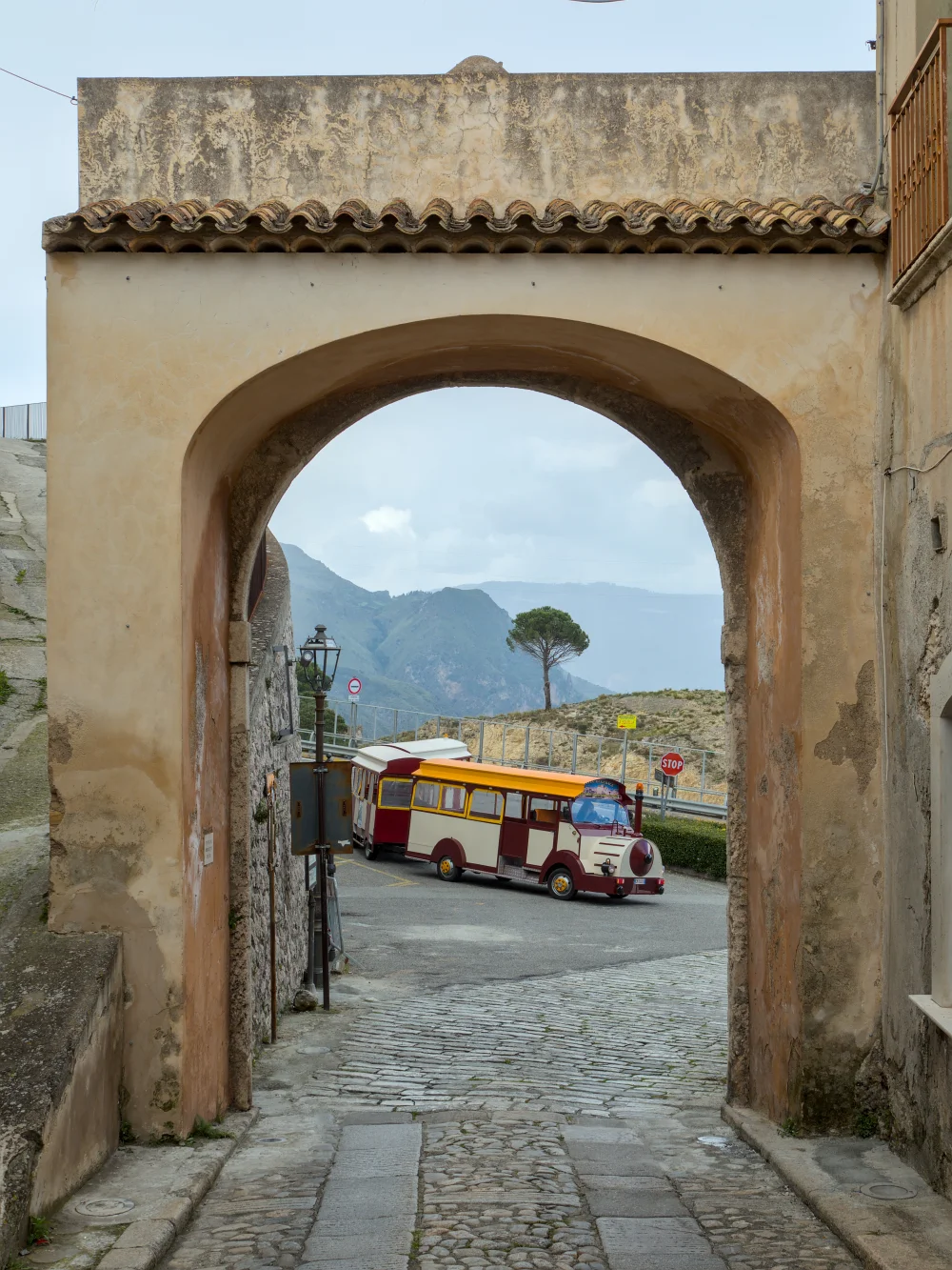 Porta Maggiore de Gerace, entrée fortifiée du village desservie par le petit train touristique, Calabre