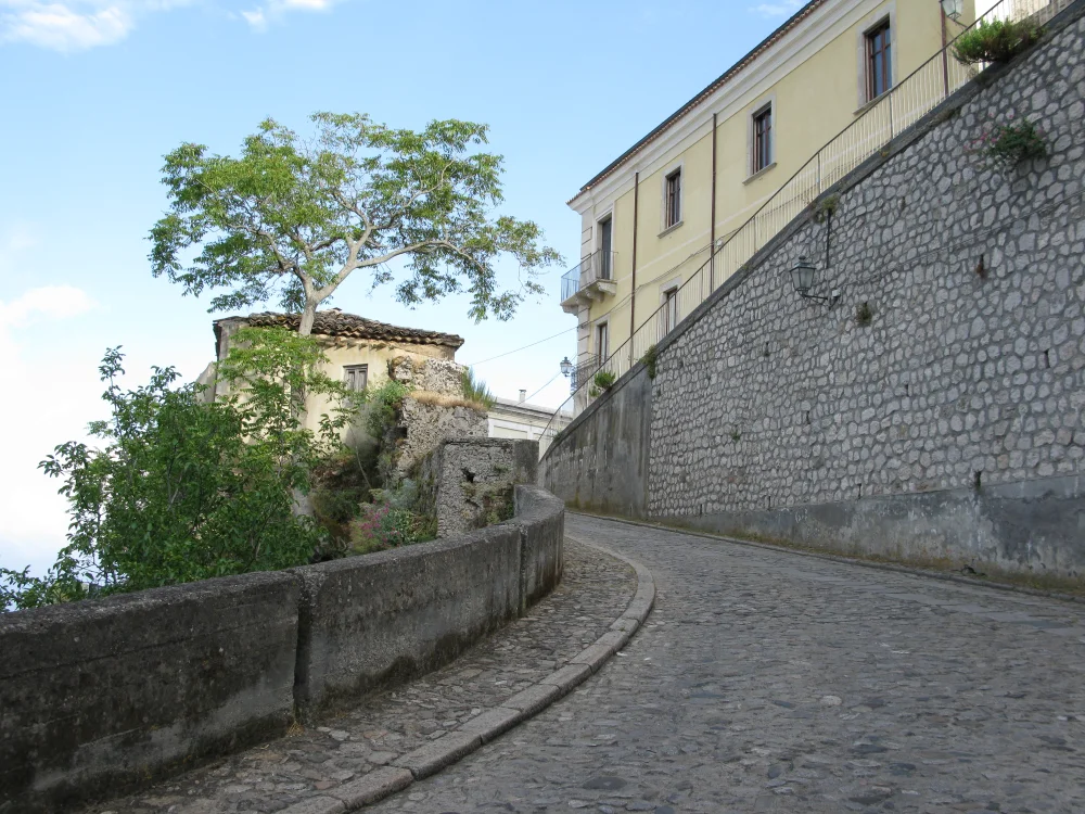 Route départementale menant au village perché de Gerace, Calabre