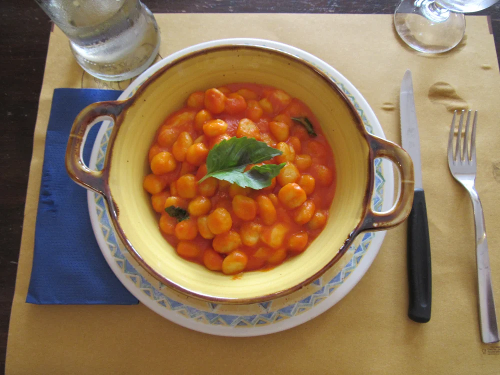 Gnocchi alla sorrentina gratinés à la mozzarella dans un poêlon en terre cuite, Sorrente, Campanie