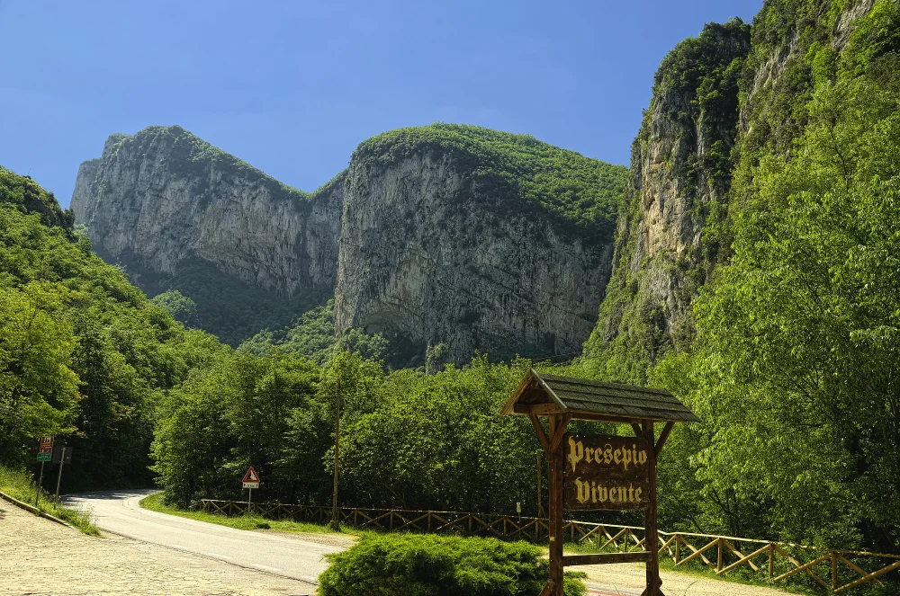 Falaises calcaires de la Gola della Rossa surplombant la route provinciale, Genga, Marches