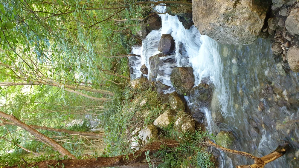 Sentier au fond du canyon des Gole del Sagittario le long du torrent