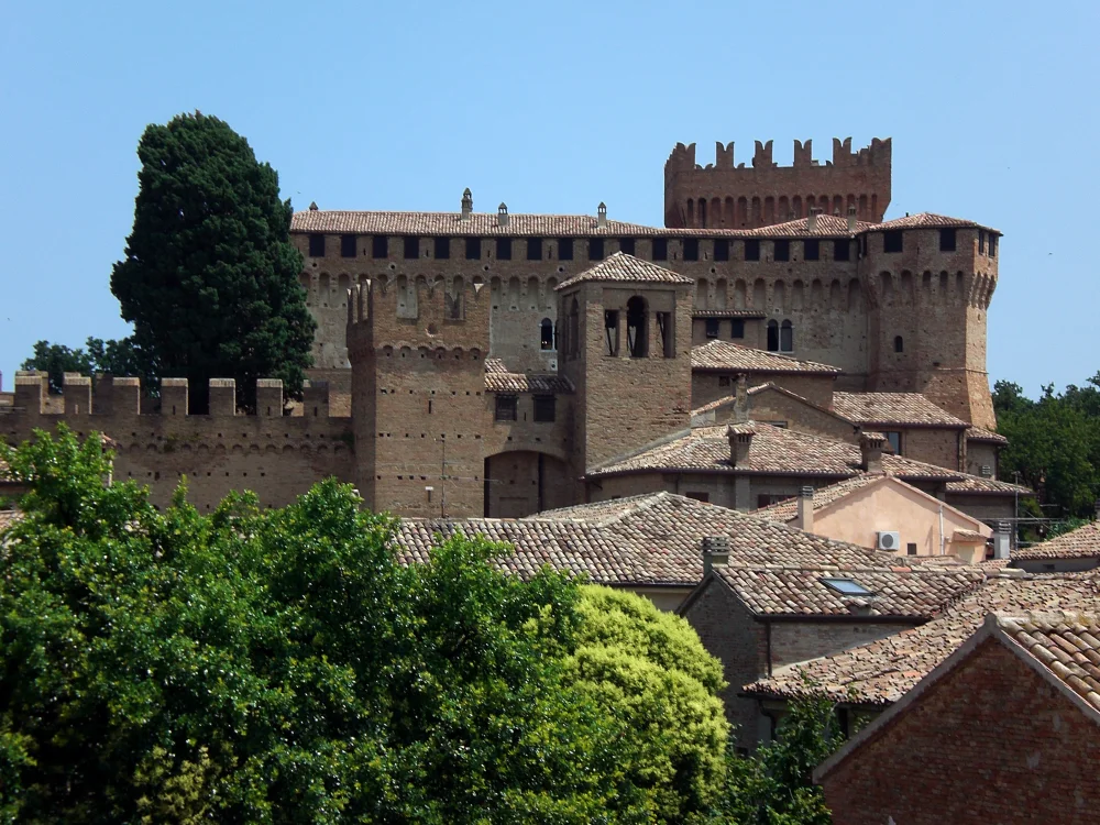 Double enceinte fortifiée en briques rouges de la Rocca di Gradara, Montefeltro, Marches