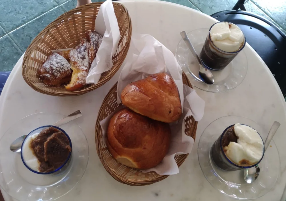 Granité aux amandes servi avec une brioche tiède, Sicile