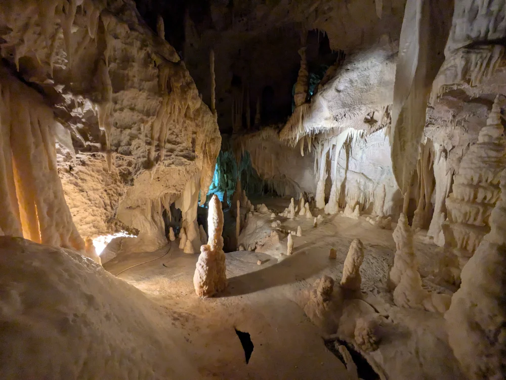 Formations calcaires et passerelle métallique dans les Grotte di Frasassi, Genga