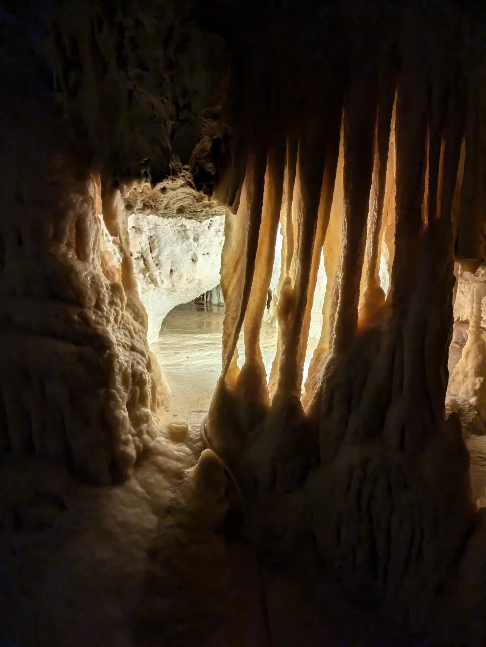 Salle des Bougies et bassins d'eau des Grotte di Frasassi, Genga