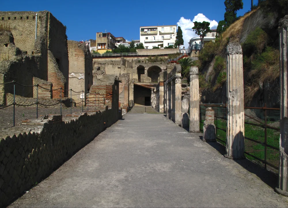 Rue pavée de basalte gris dans le quadrillage antique d'Herculanum, Campanie