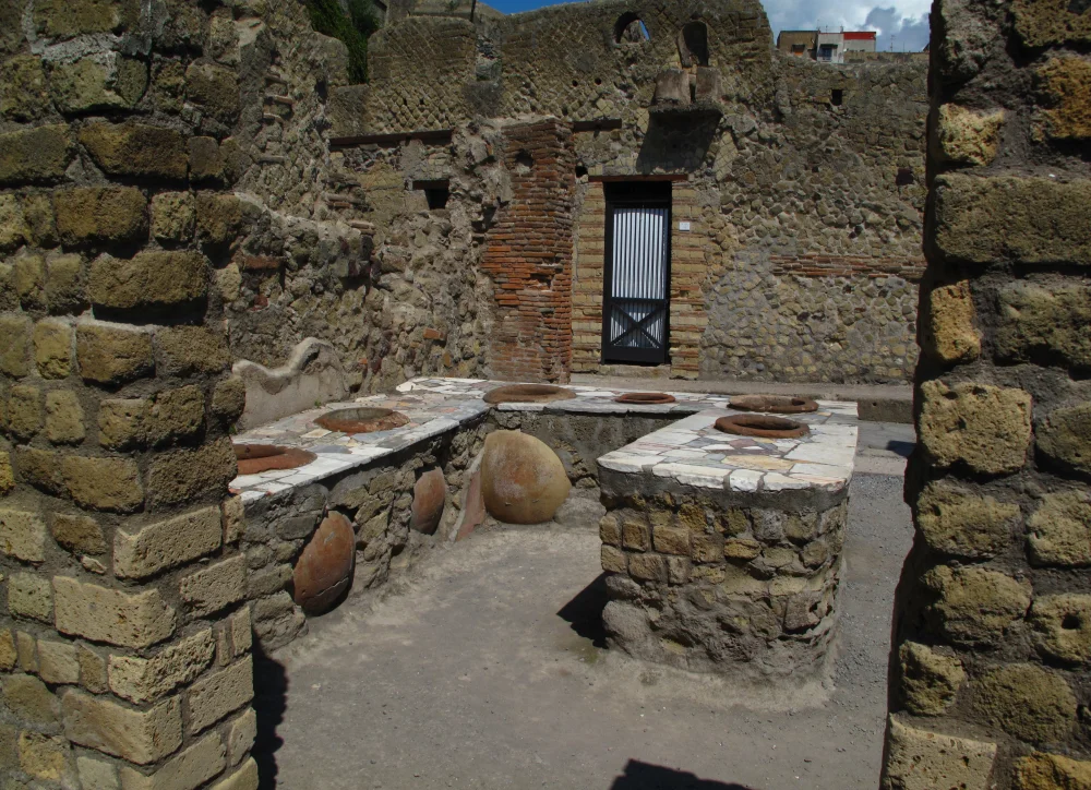 Intérieur d'une domus avec poutres carbonisées conservées, Herculanum