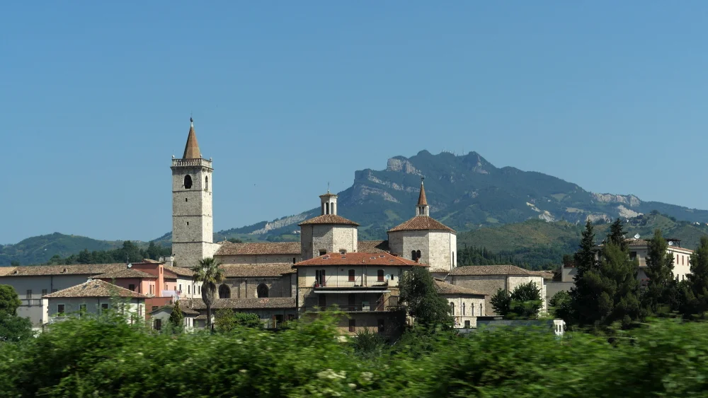 Panorama sur le Duomo et les toits en travertin d'Ascoli Piceno