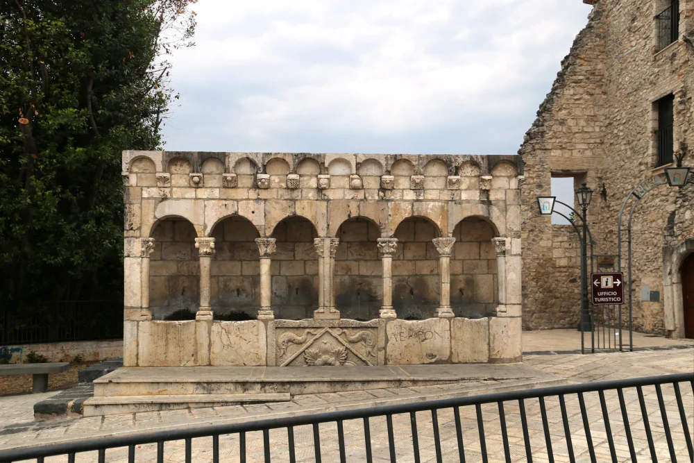 Fontana Fraterna sur la Piazza Celestino V, colonnes hétéroclites en calcaire, Isernia