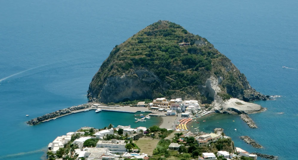 Port de pêcheurs de Sant'Angelo avec ses maisons pastel, sud de l'île d'Ischia