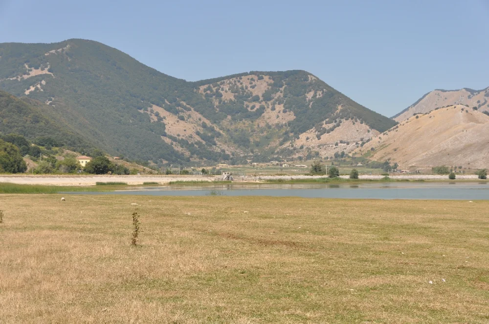 Lago del Matese, lac de montagne entouré de sommets karstiques et de roseaux, Molise