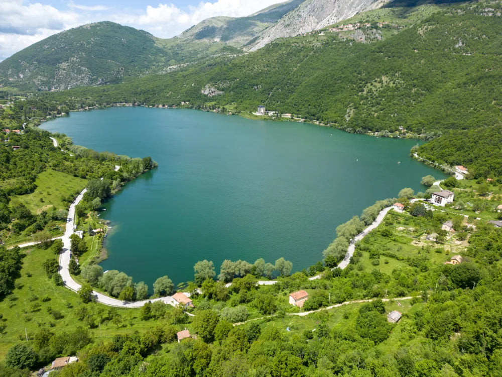 Vue aérienne du lac de Scanno en forme de cœur depuis le Sentiero del Cuore