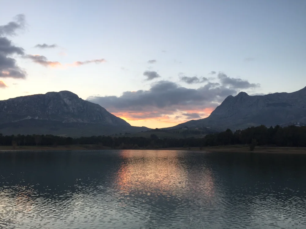 Lac artificiel de Piana degli Albanesi entouré de collines, autour de Palerme, Sicile