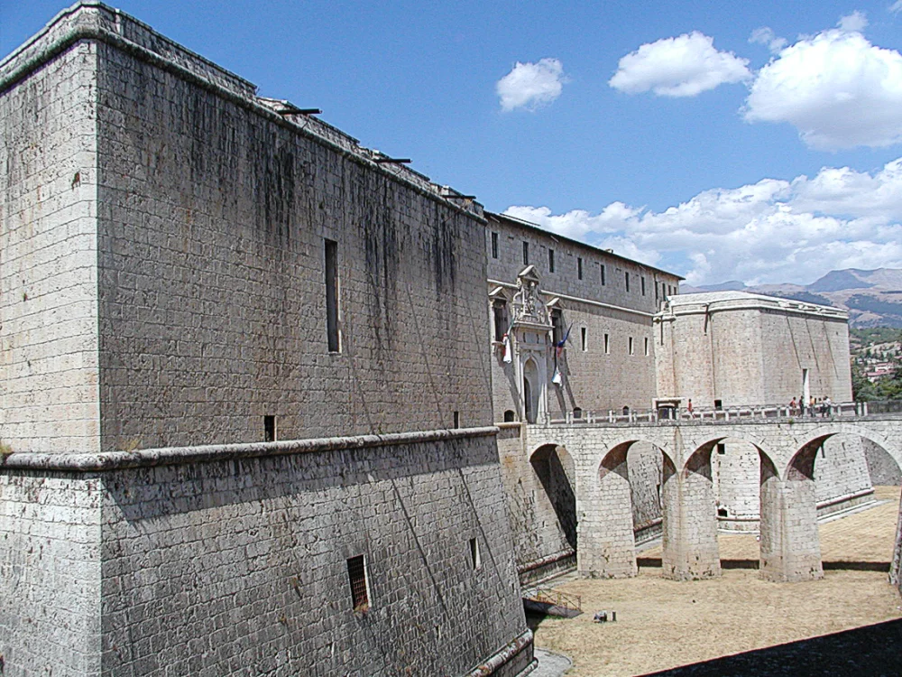 Castello Cinquecentesco de L'Aquila abritant le squelette de mammouth de Scoppito