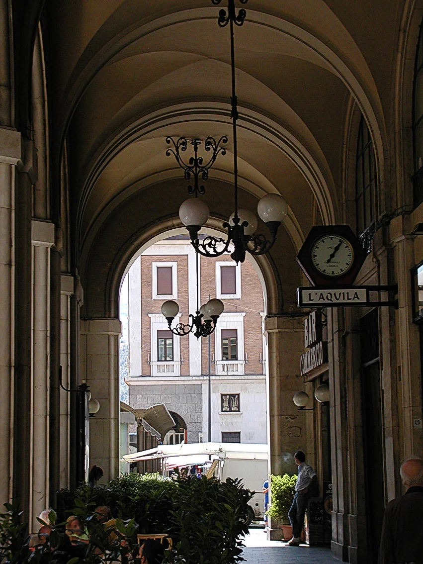 Portiques du Corso Vittorio Emanuele à L'Aquila bordés de palais anciens