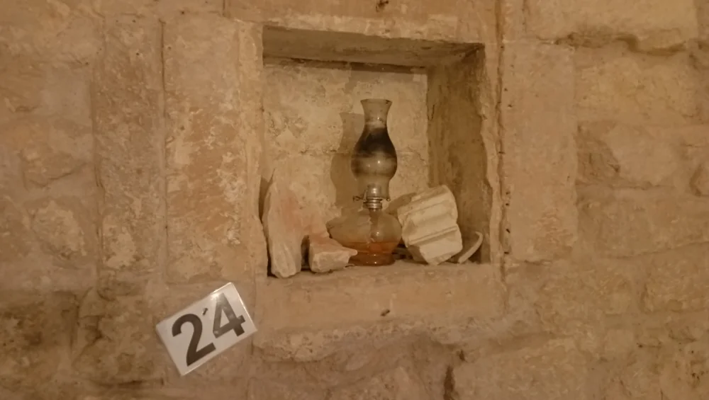 Musée Faggiano à Lecce, couches archéologiques messapiennes, romaines et médiévales visibles dans une maison privée