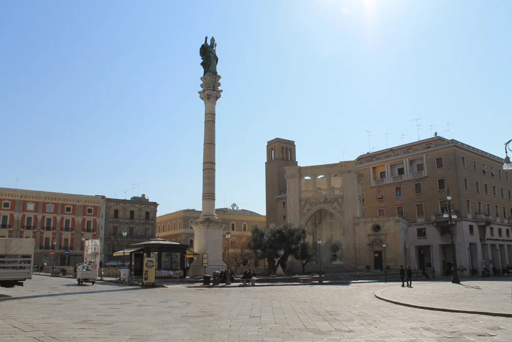 Piazza Sant'Oronzo écrasée par la chaleur de l'après-midi, Lecce, Pouilles