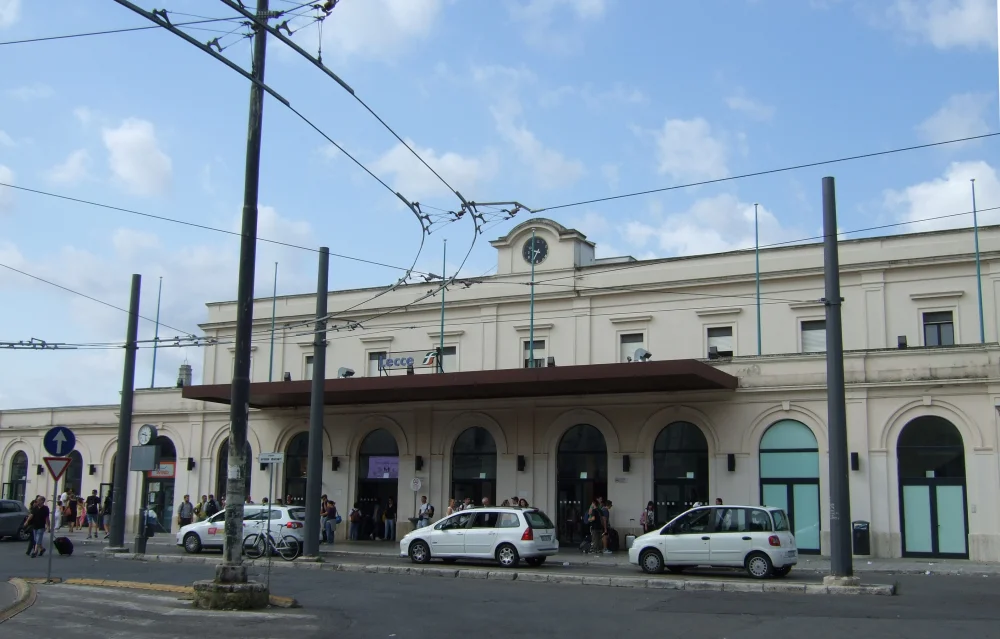 Façade de la gare de Lecce sur la Viale Oronzo Quarta