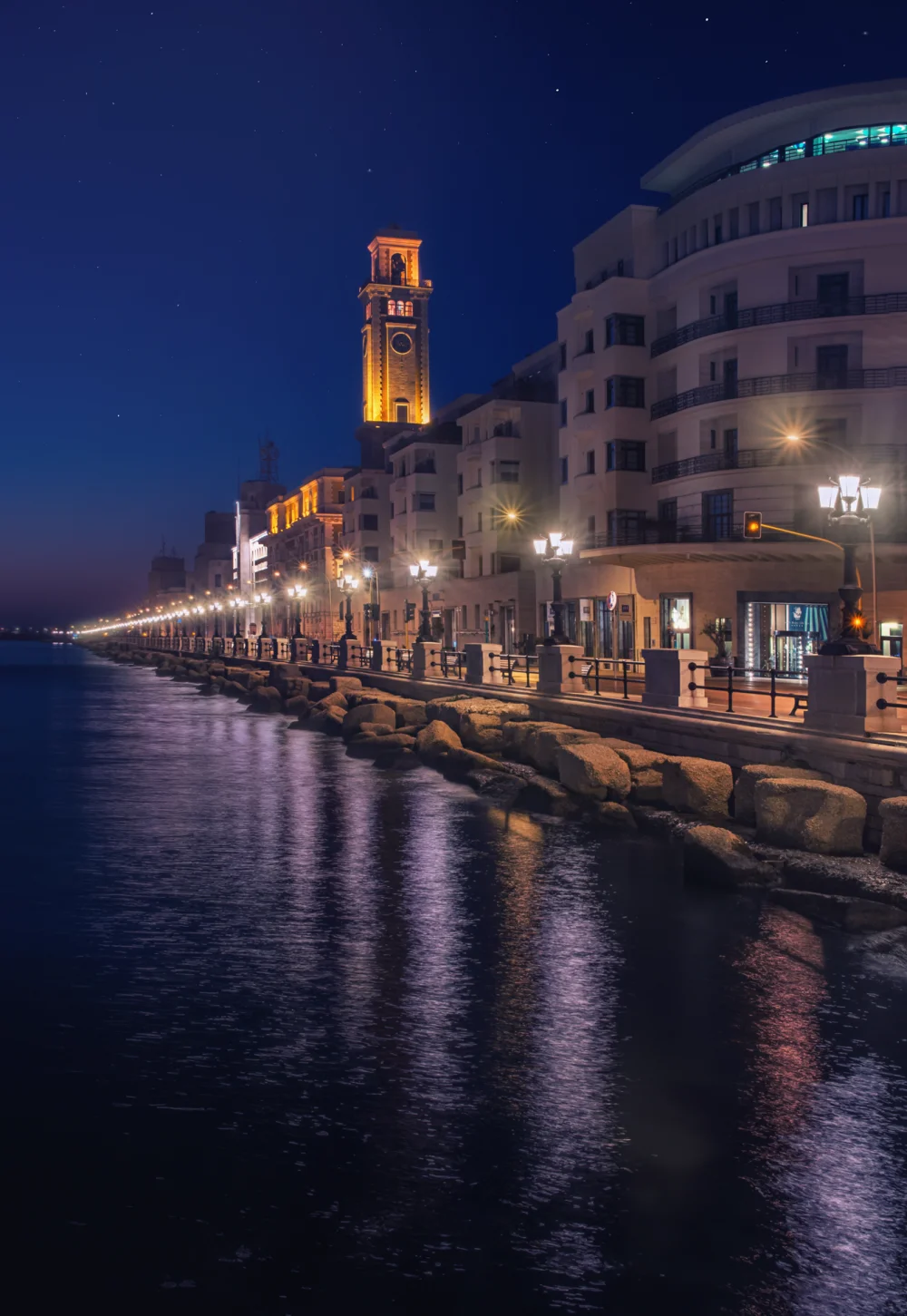 Lungomare Nazario Sauro au coucher du soleil, promenade de front de mer aux lampadaires en fonte, Bari, Pouilles