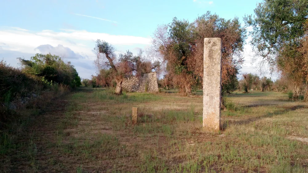 Menhir préhistorique dans la campagne du Salento, près de Maglie