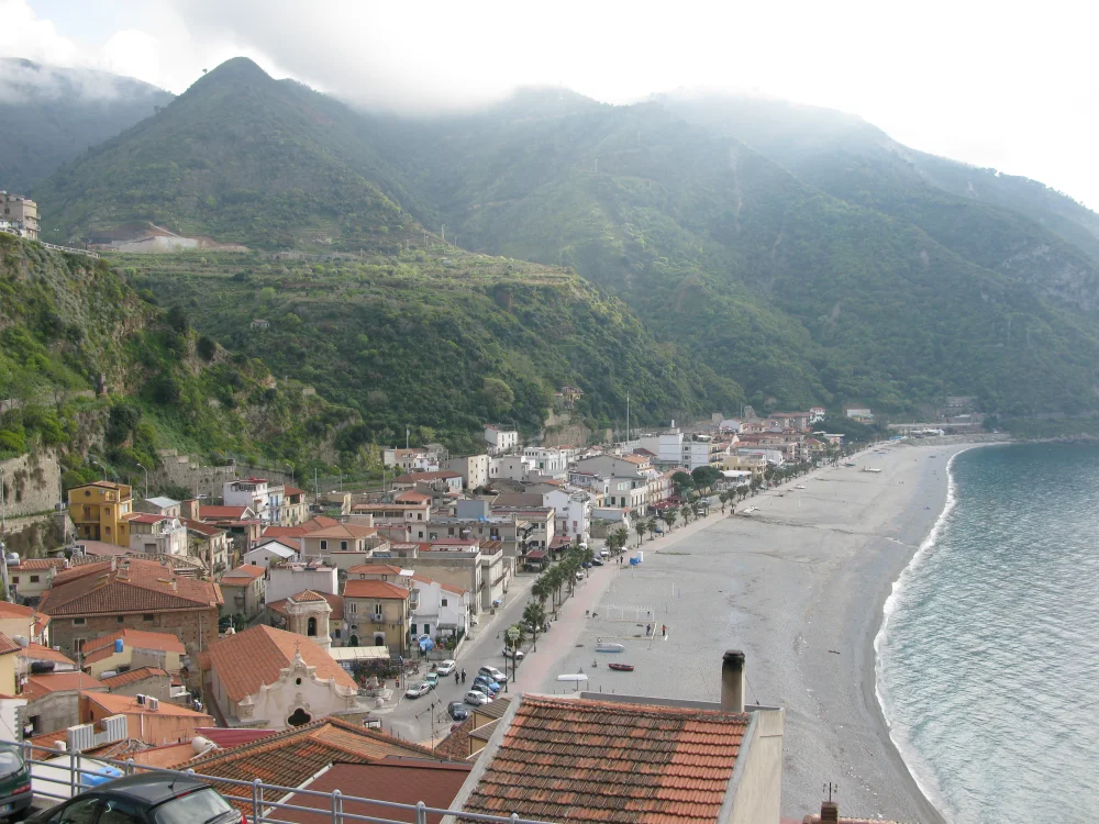 Plage de Marina Grande avec le Castello Ruffo en arrière-plan, Scilla