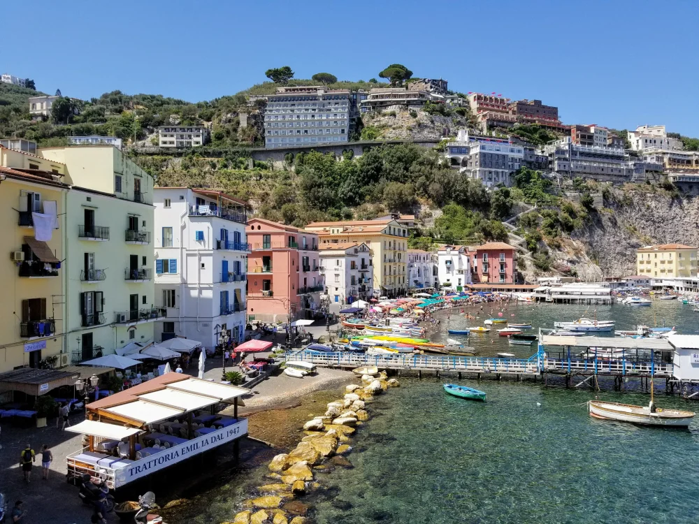 Barques de pêcheurs colorées dans le petit port de Marina Grande sous la falaise, Sorrente, Campanie