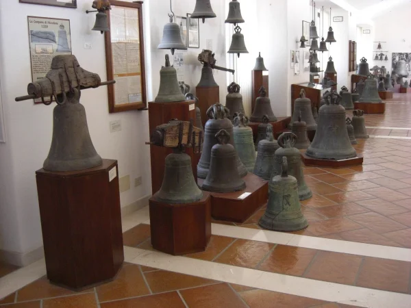Cloches en bronze fondues dans l'atelier Marinelli à Agnone, ouvriers manipulant des moules en terre cuite