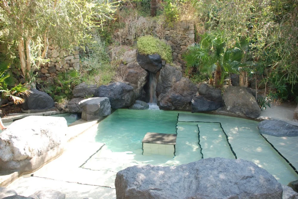Bassins thermaux étagés des Giardini Poseidon dans la baie de Citara, Forio