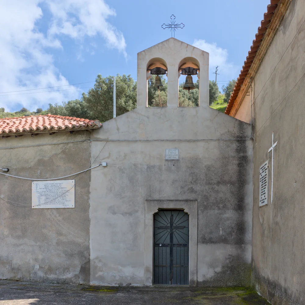 Clocher de l'église della Candelora dominant les ruines de Pentidattilo, Calabre