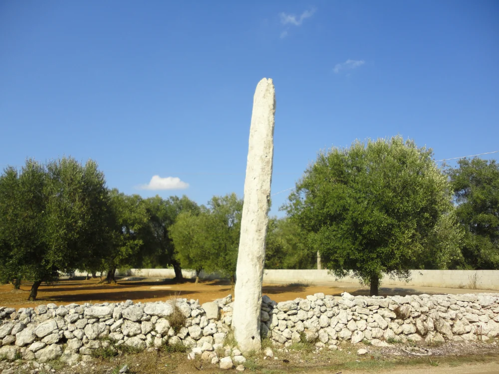 Menhir Croce di Bagnolo sur le bas-côté de la route Cursi-Bagnolo del Salento