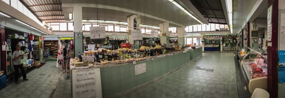 Étals du marché couvert de San Benedetto tôt le matin, Cagliari, Sardaigne