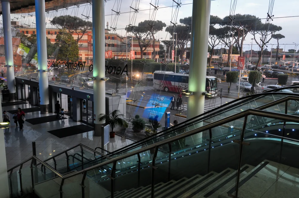 Terminal de l'aéroport de Naples Capodichino, façade et parvis