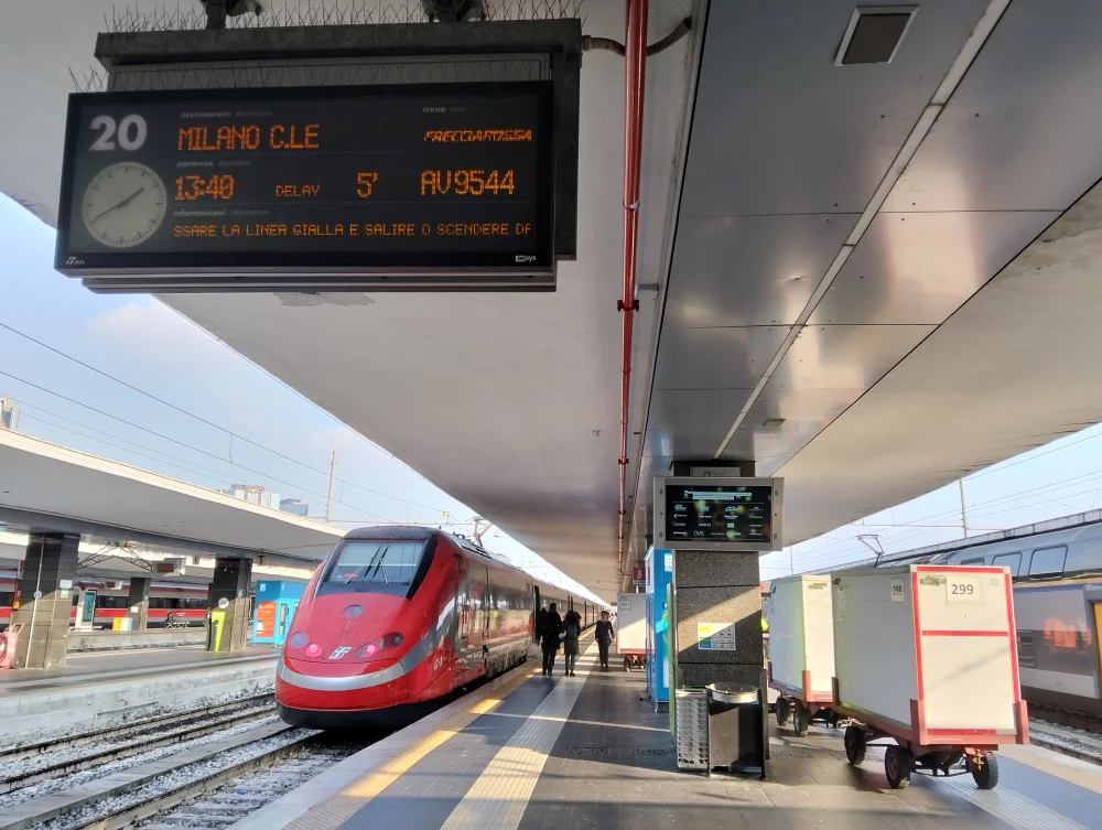Rame Frecciarossa à quai à la gare de Napoli Centrale, départ matinal