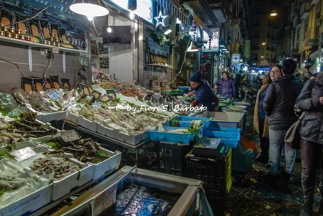 Étals de fruits et légumes du marché de la Pignasecca à Naples