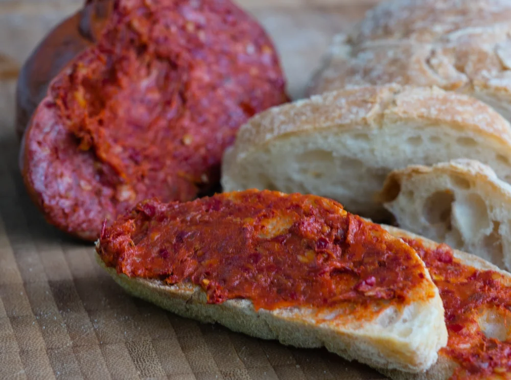 'Nduja de Spilinga tartinée sur du pain, spécialité calabraise